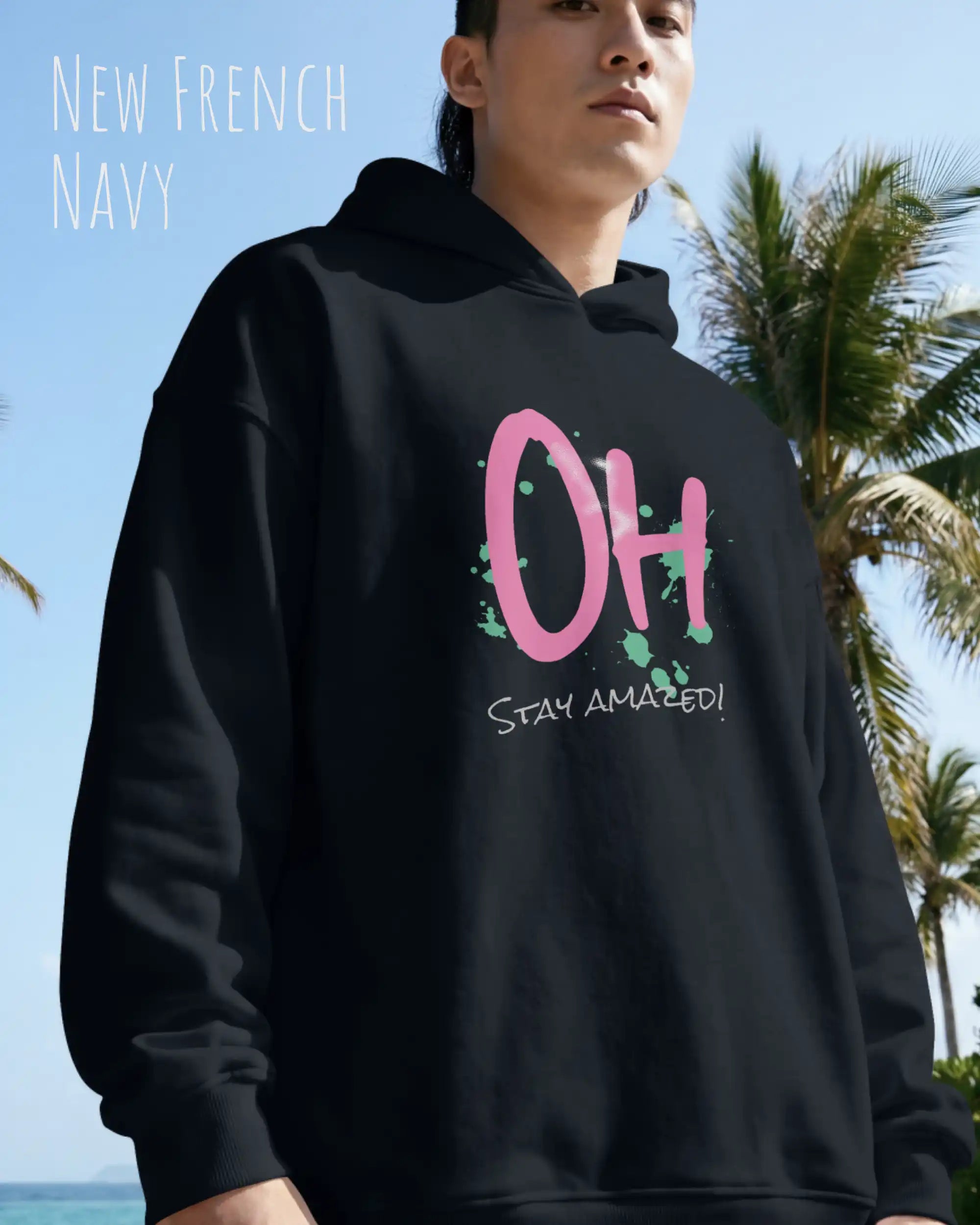 Mann trägt streetwear hoodie im oversize fit in farbe new French navy mit stay amazed motiv auf der Brust