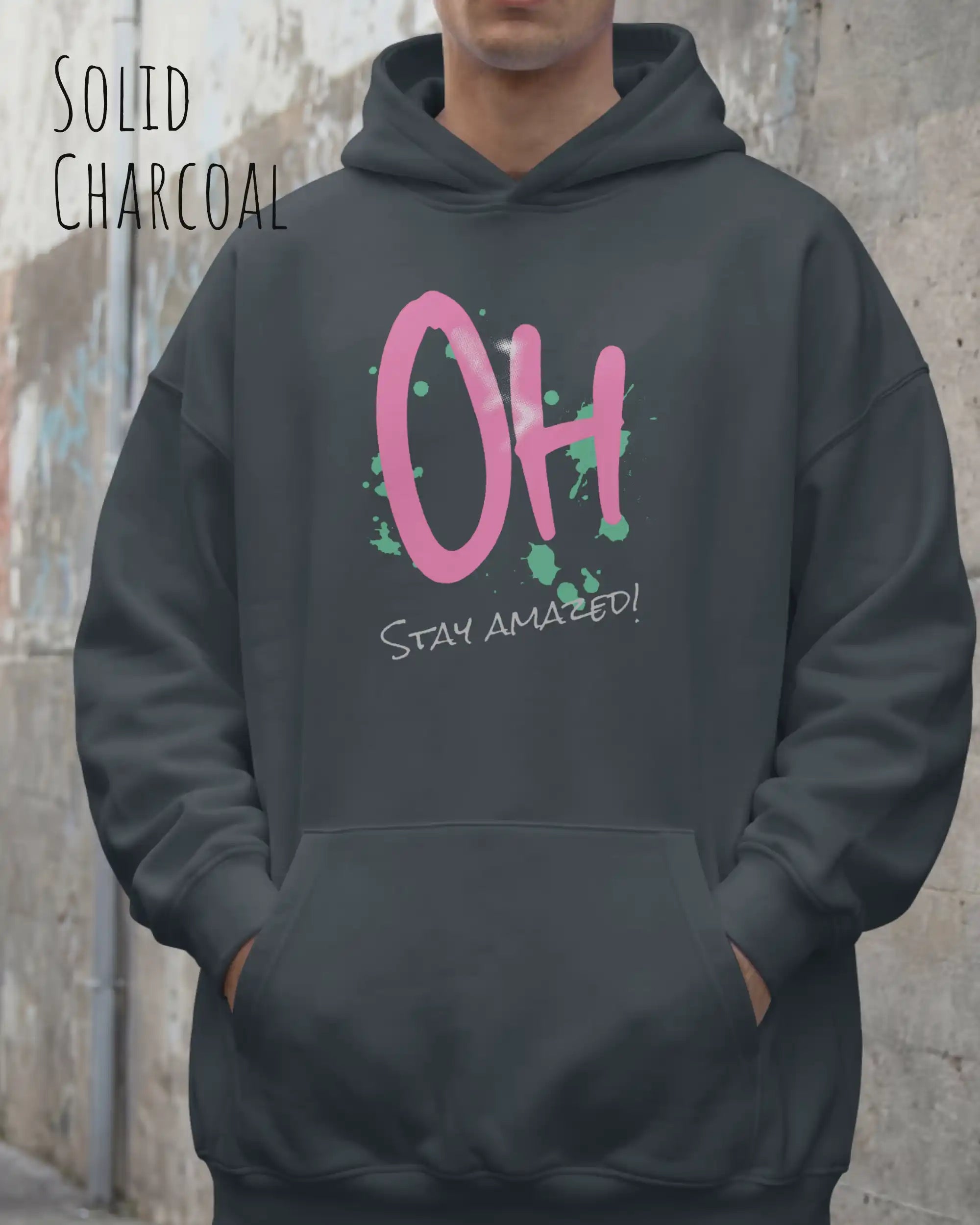 Mann trägt streetwear hoodie im oversize fit in farbe charcoal mit stay amazed motiv auf der Brust