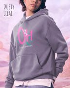 frau trägt streetwear hoodie im oversize fit in farbe dusty lilac mit stay amazed motiv auf der Brust