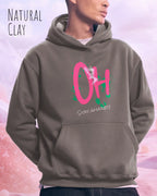 Mann trägt streetwear hoodie im oversize fit in farbe natural clay mit stay amazed motiv auf der Brust