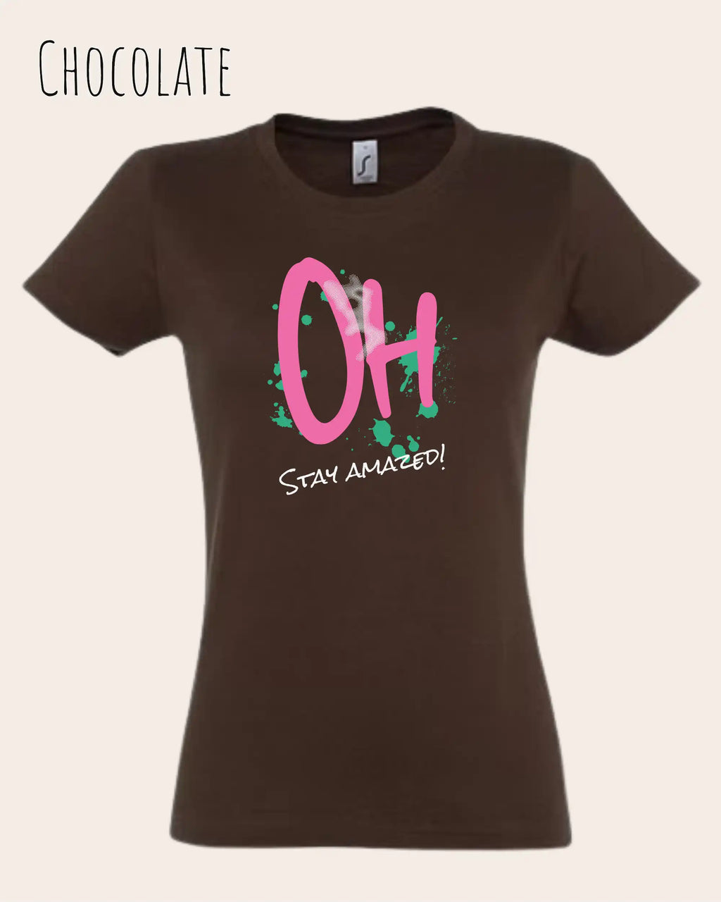das bukt zeigt das design-t-shirt SOL’S Imperial Women 11502 in der farbe chocolate und mit dem grafik motiv  oh - stay amazed