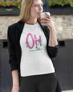 das bild zeigt eine frau, die ein design-t-shirt in der farbe arctic white mit dem motiv stay amazed trägt.