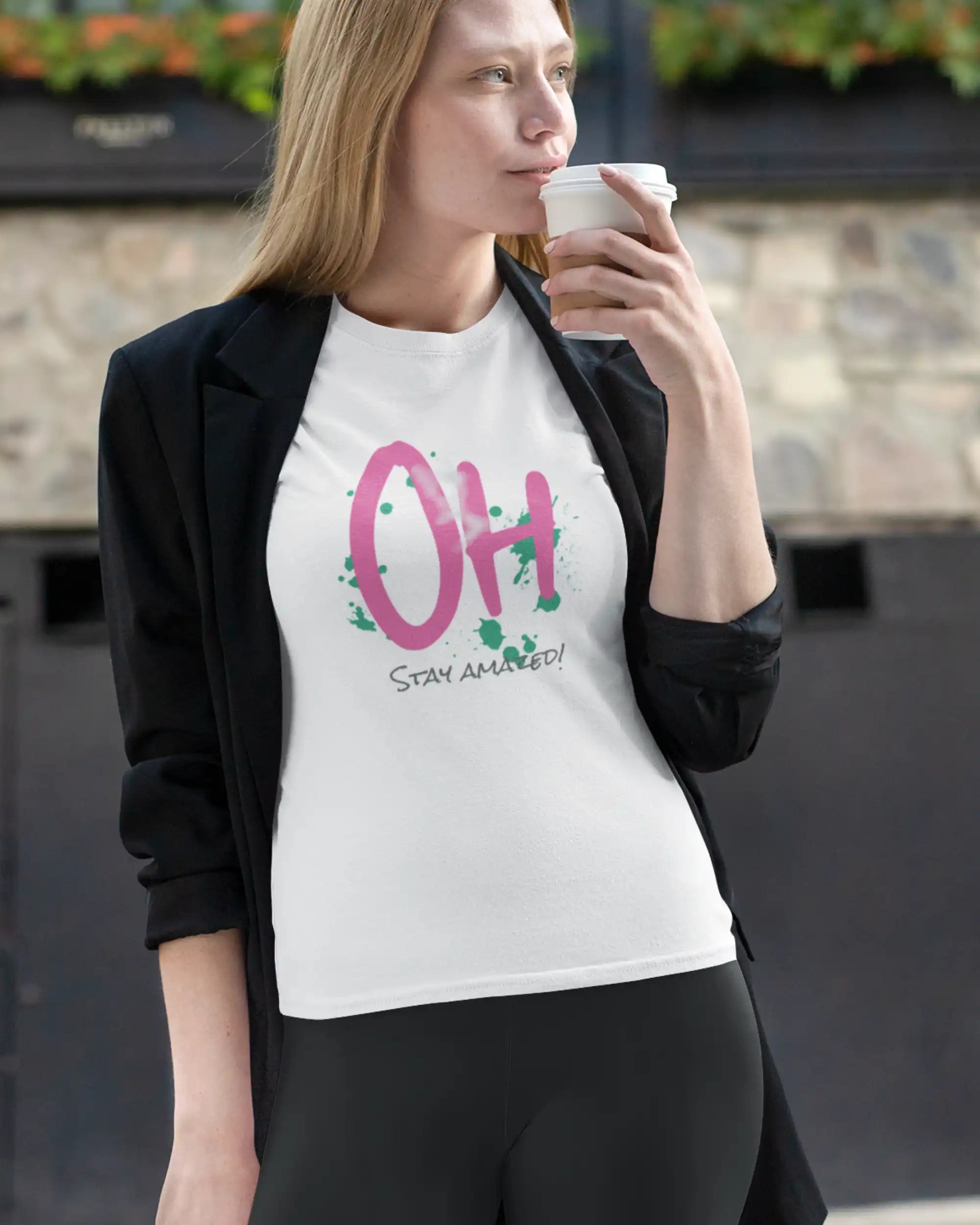 das bild zeigt eine frau, die ein design-t-shirt in der farbe arctic white mit dem motiv stay amazed trägt.