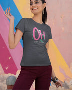 das bild zeigt eine junge frau, die ein design-t-shirt in der farbe dark grey mit dem motiv stay amazed trägt.