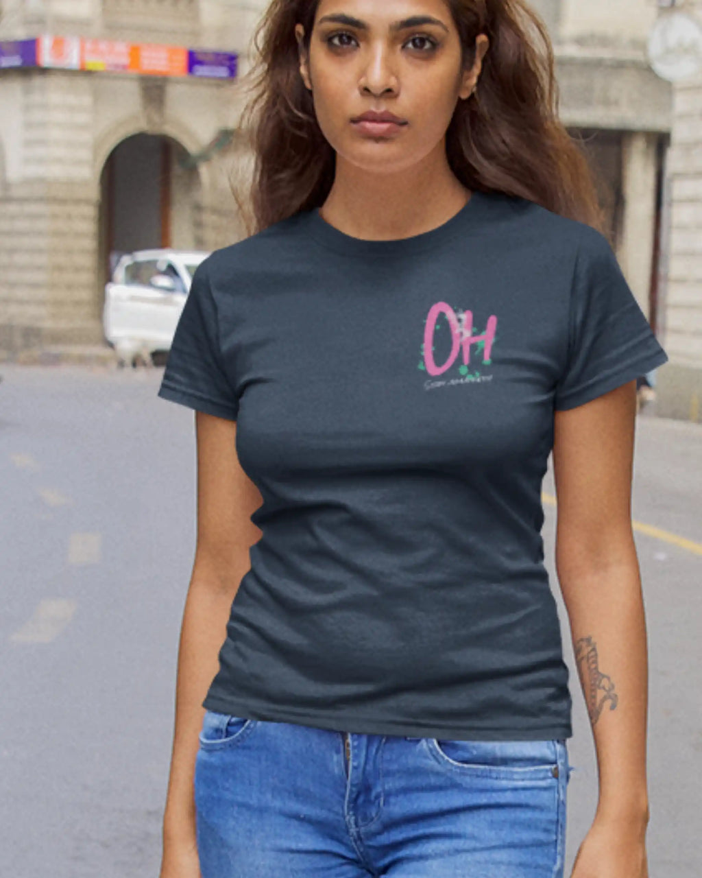 das bild zeigt eine junge frau, die ein design-t-shirt in der farbe navy mit dem motiv stay amazed trägt.