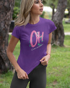 das bild zeigt eine junge frau, die ein design-t-shirt in der farbe purple mit dem motiv stay amazed trägt.