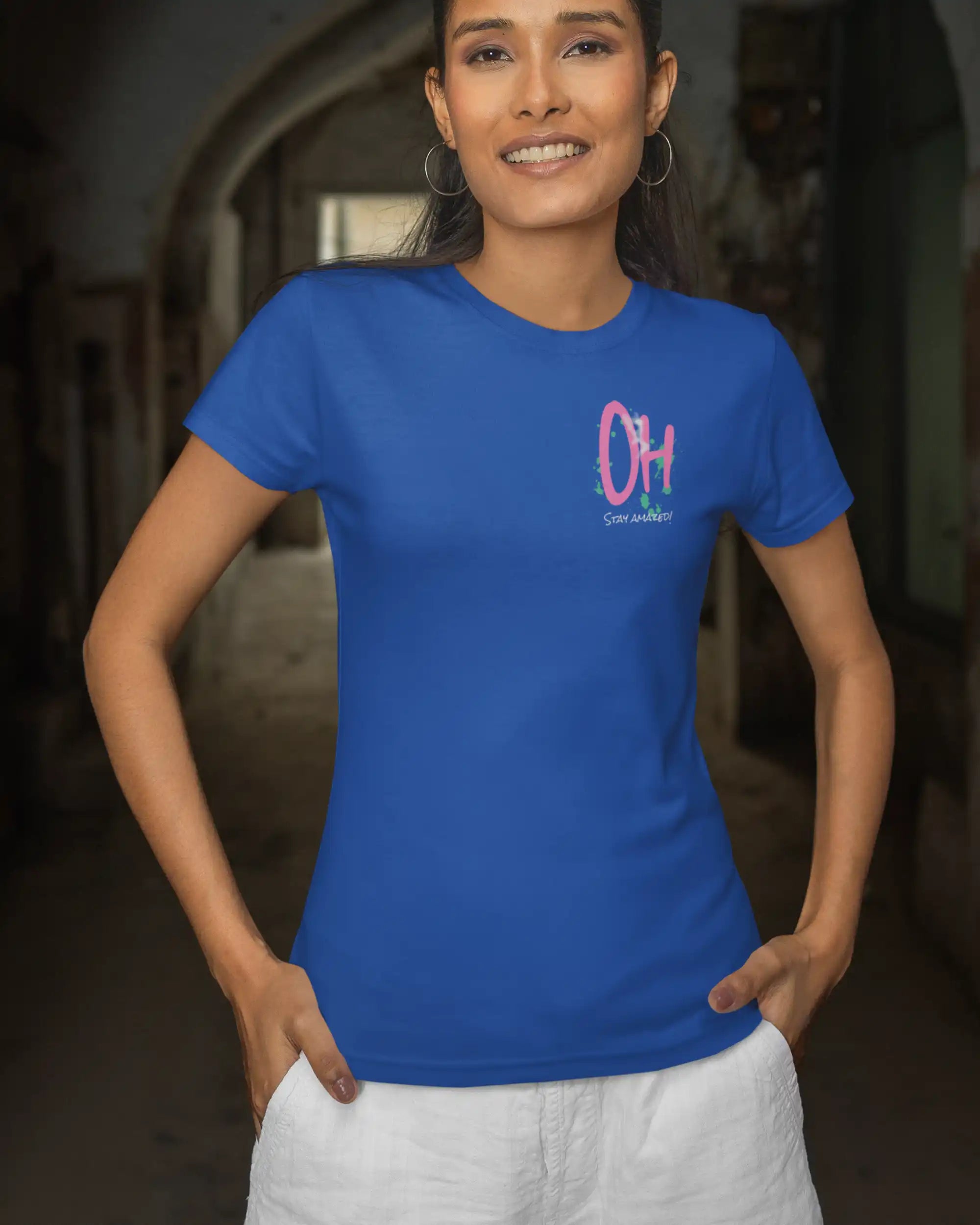 das bild zeigt eine junge frau, die ein design-t-shirt in der farbe royal blue mit dem motiv stay amazed trägt.