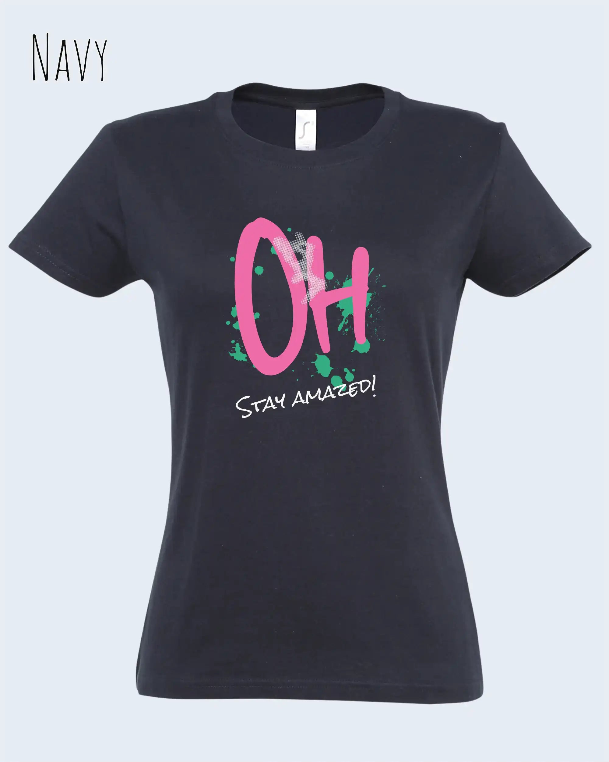 das bukt zeigt das design-t-shirt SOL’S Imperial Women 11502 in der farbe navy und mit dem grafik motiv  oh - stay amazed