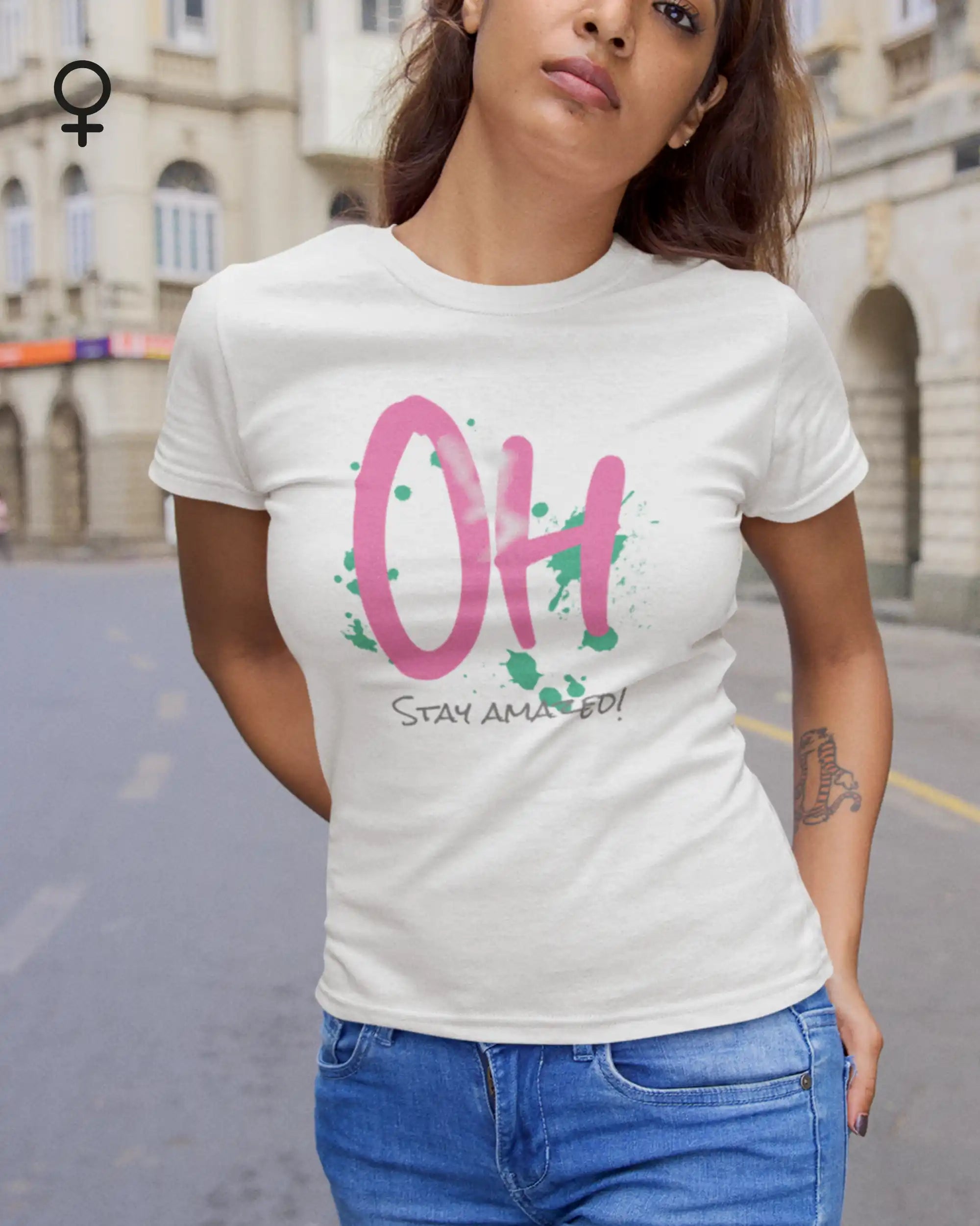 das bild zeigt eine junge frau, die ein design-t-shirt mit dem motiv stay amazed trägt.