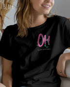 Frau trägt das Bio-Baumwolle T-Shirt Tee Jays Urban Luxury Tee 1150 in der Farbe black mit dem Design STAY AMAZED oben links auf der Brust.