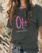 Frau trägt das Bio-Baumwolle T-Shirt Tee Jays Urban Luxury Tee 1150 in der Farbe dark green mit dem Design STAY AMAZED auf der Vorderseite.