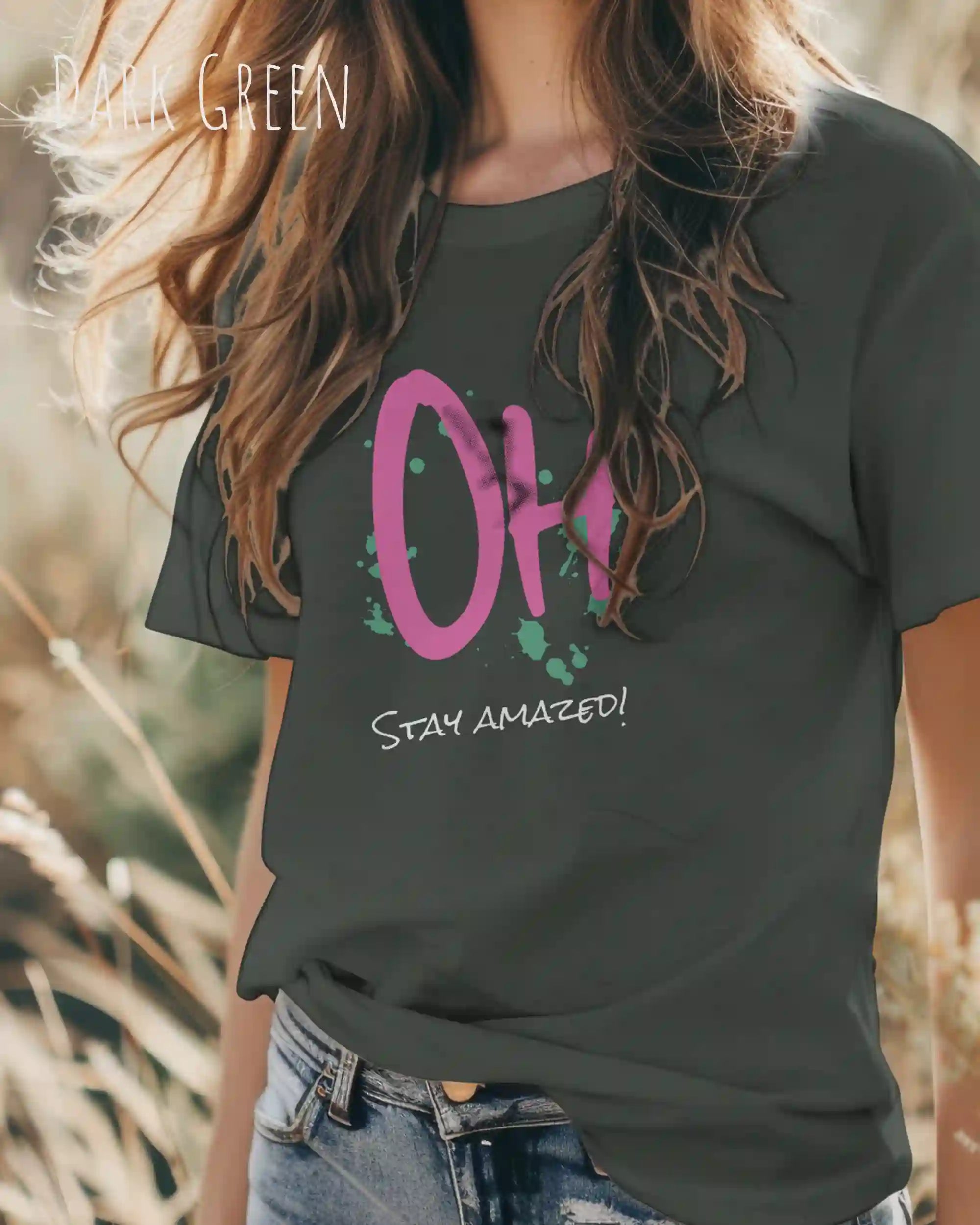 Frau trägt das Bio-Baumwolle T-Shirt Tee Jays Urban Luxury Tee 1150 in der Farbe dark green mit dem Design STAY AMAZED auf der Vorderseite.