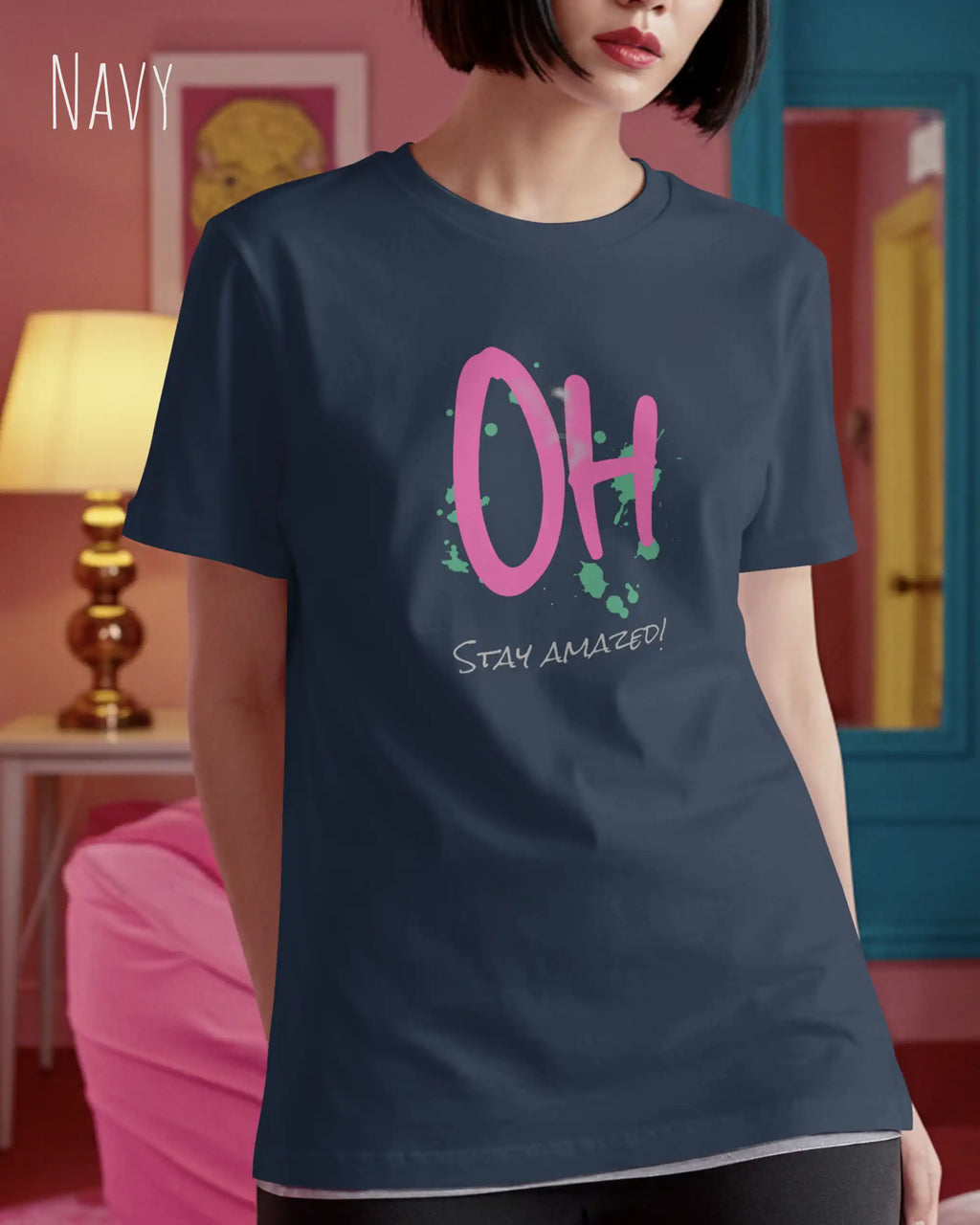 Frau trägt das Bio-Baumwolle T-Shirt Tee Jays Urban Luxury Tee 1150 in der Farbe navy mit dem Design STAY AMAZED auf der Brust.
