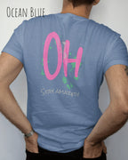 Mann trägt das Bio-Baumwolle T-Shirt Tee Jays Urban Luxury Tee 1150 in der Farbe ocean blue mit dem Design STAY AMAZED auf dem Rücken.