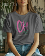Frau trägt das Bio-Baumwolle T-Shirt Tee Jays Urban Luxury Tee 1150 in der Farbe powder grey mit dem Design STAY AMAZED auf der Brust.