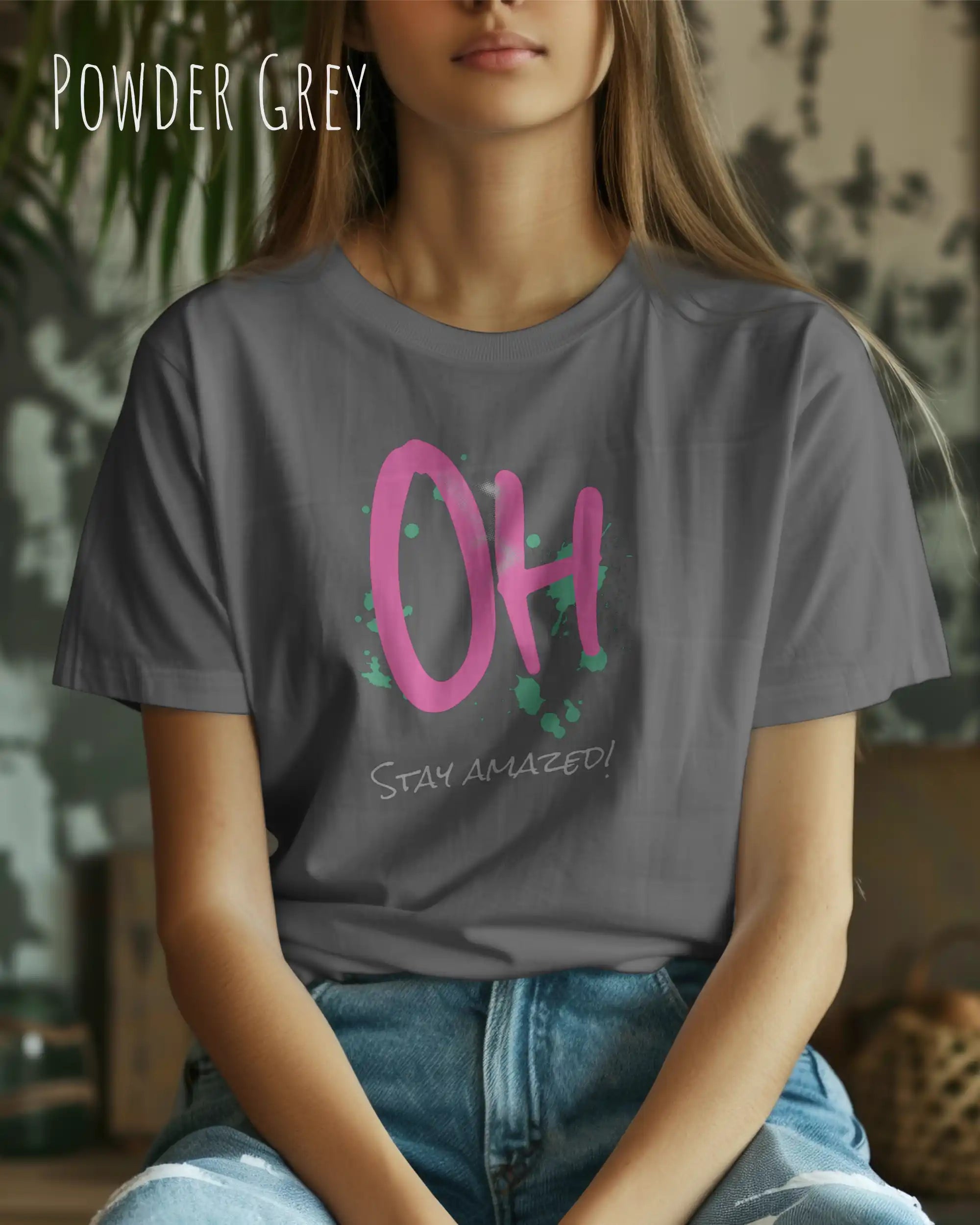 Frau trägt das Bio-Baumwolle T-Shirt Tee Jays Urban Luxury Tee 1150 in der Farbe powder grey mit dem Design STAY AMAZED auf der Brust.