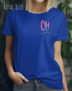 Frau trägt das Bio-Baumwolle T-Shirt Tee Jays Urban Luxury Tee 1150 in der Farbe royal blue mit dem Design STAY AMAZED oben links auf der Brust.