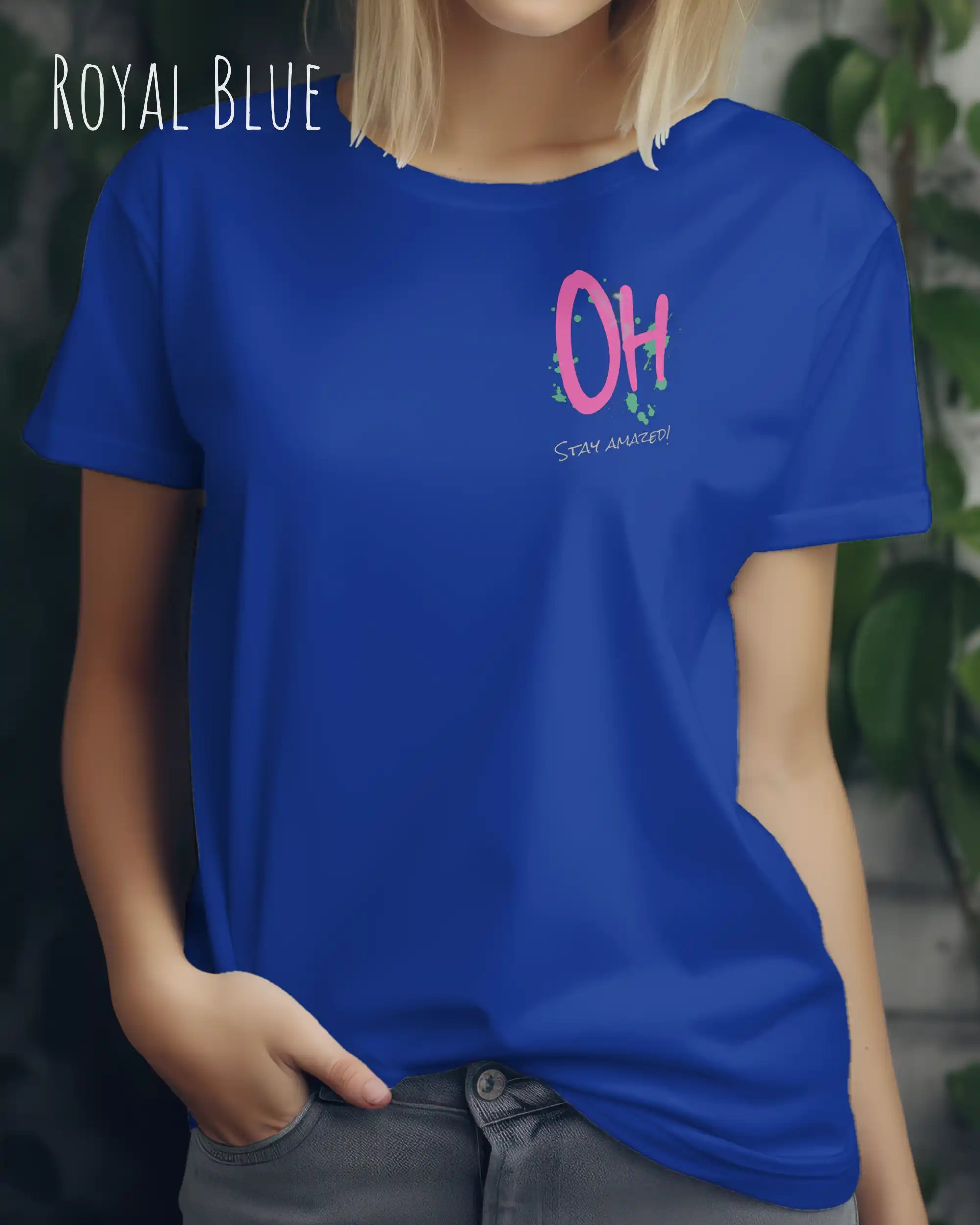 Frau trägt das Bio-Baumwolle T-Shirt Tee Jays Urban Luxury Tee 1150 in der Farbe royal blue mit dem Design STAY AMAZED oben links auf der Brust.