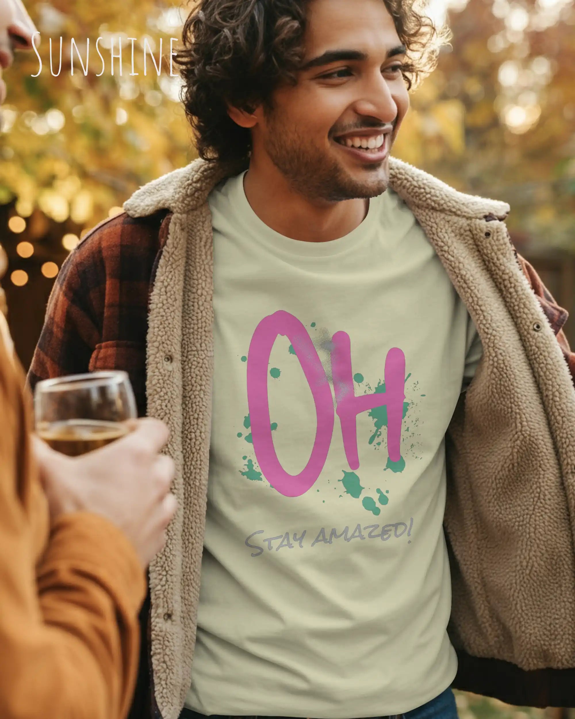 Mann trägt das Bio-Baumwolle T-Shirt Tee Jays Urban Luxury Tee 1150 in der Farbe sunshine mit dem Design STAY AMZÁZED auf der Brust.