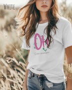 Frau trägt das Bio-Baumwolle T-Shirt Tee Jays Urban Luxury Tee 1150 in der Farbe white mit dem Design STAY AMAZED auf der Brust.