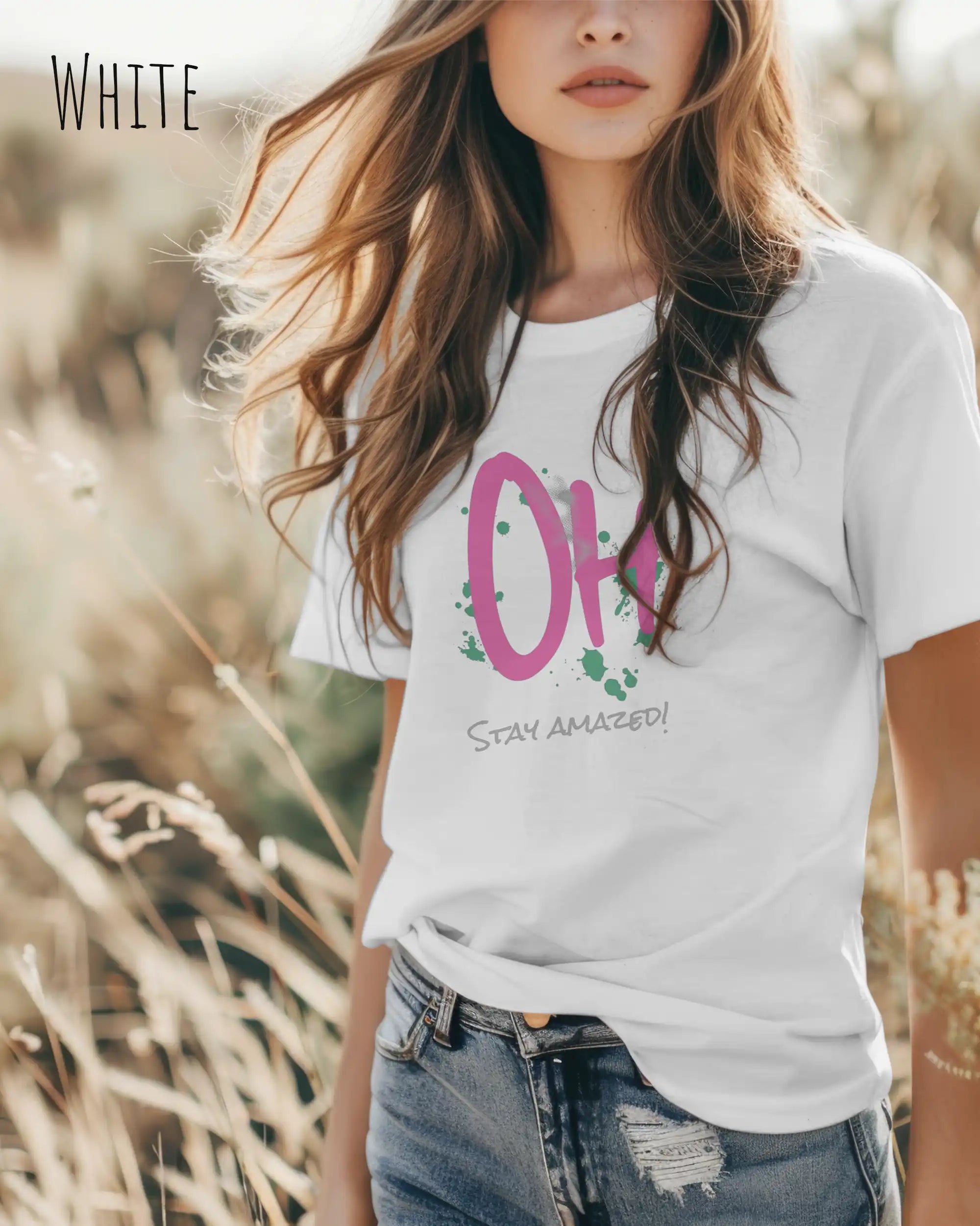 Frau trägt das Bio-Baumwolle T-Shirt Tee Jays Urban Luxury Tee 1150 in der Farbe white mit dem Design STAY AMAZED auf der Brust.