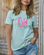 Frau trägt das Bio-Baumwolle T-Shirt Tee Jays Urban Luxury Tee 1150 in der Farbe mint mit dem Design STAY AMAZED auf der Brust.
