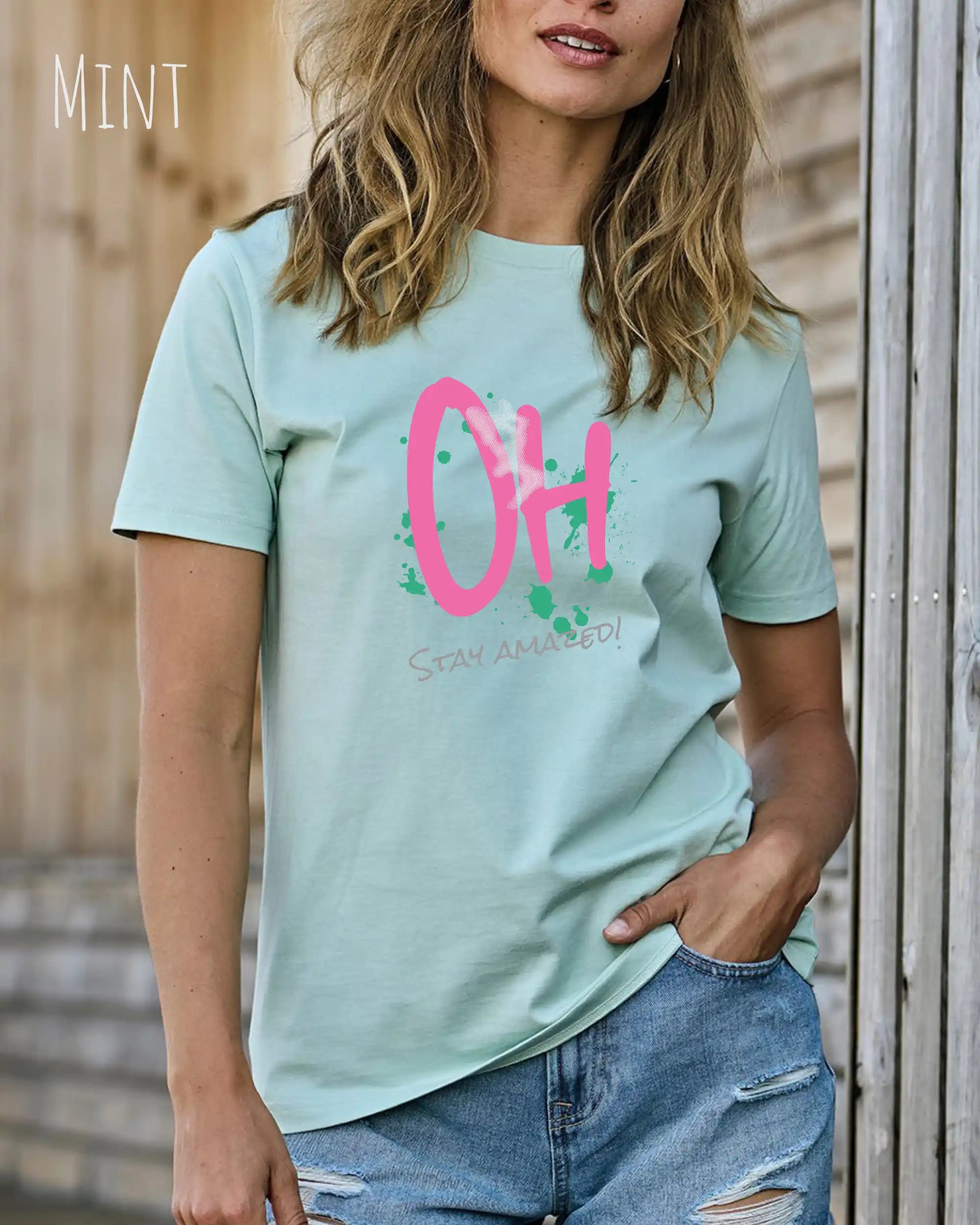 Frau trägt das Bio-Baumwolle T-Shirt Tee Jays Urban Luxury Tee 1150 in der Farbe mint mit dem Design STAY AMAZED auf der Brust.