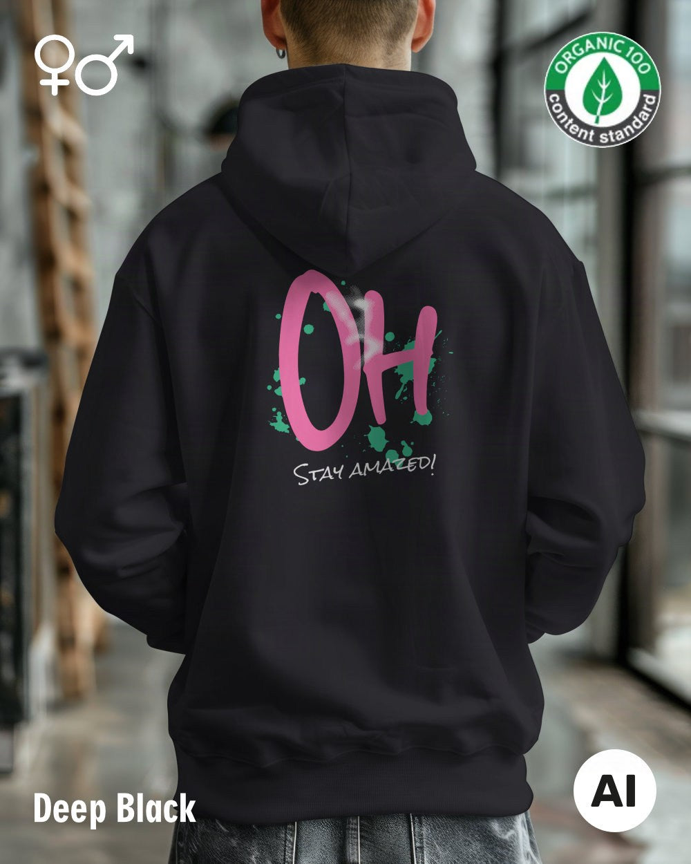 die Abbildung zeigt eine person, die einen nachhaltigen oversized design hoodie in der farbe black mit dem motiv "OH - stay amazed!" auf dem Rücken trägt