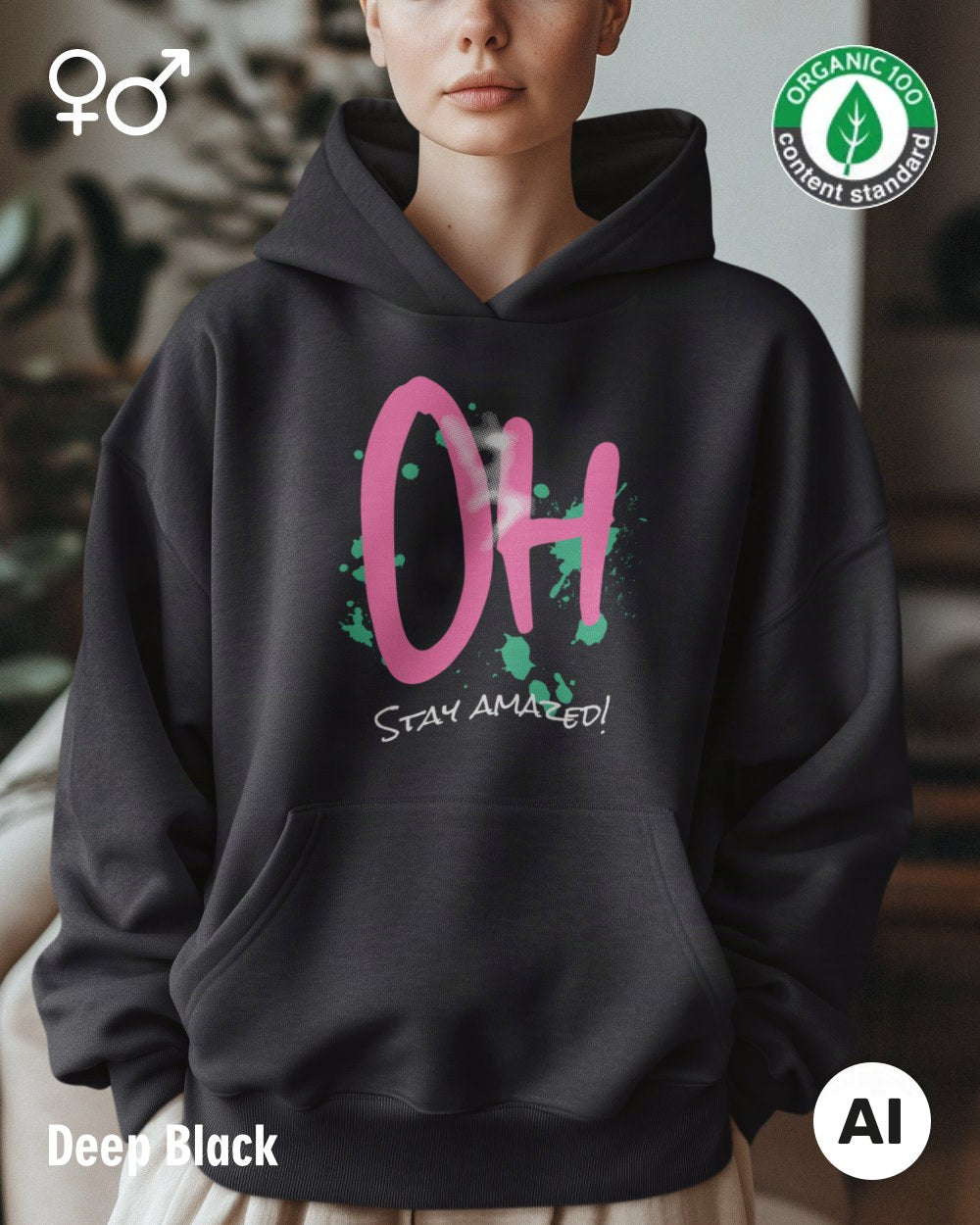 die Abbildung zeigt eine frau, die einen nachhaltigen oversized design hoodie in der farbe black mit dem motiv "OH - stay amazed!" vorne mittig auf der front trägt