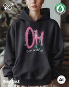 die Abbildung zeigt eine frau, die einen nachhaltigen oversized design hoodie in der farbe black mit dem motiv "OH - stay amazed!" vorne mittig auf der front trägt