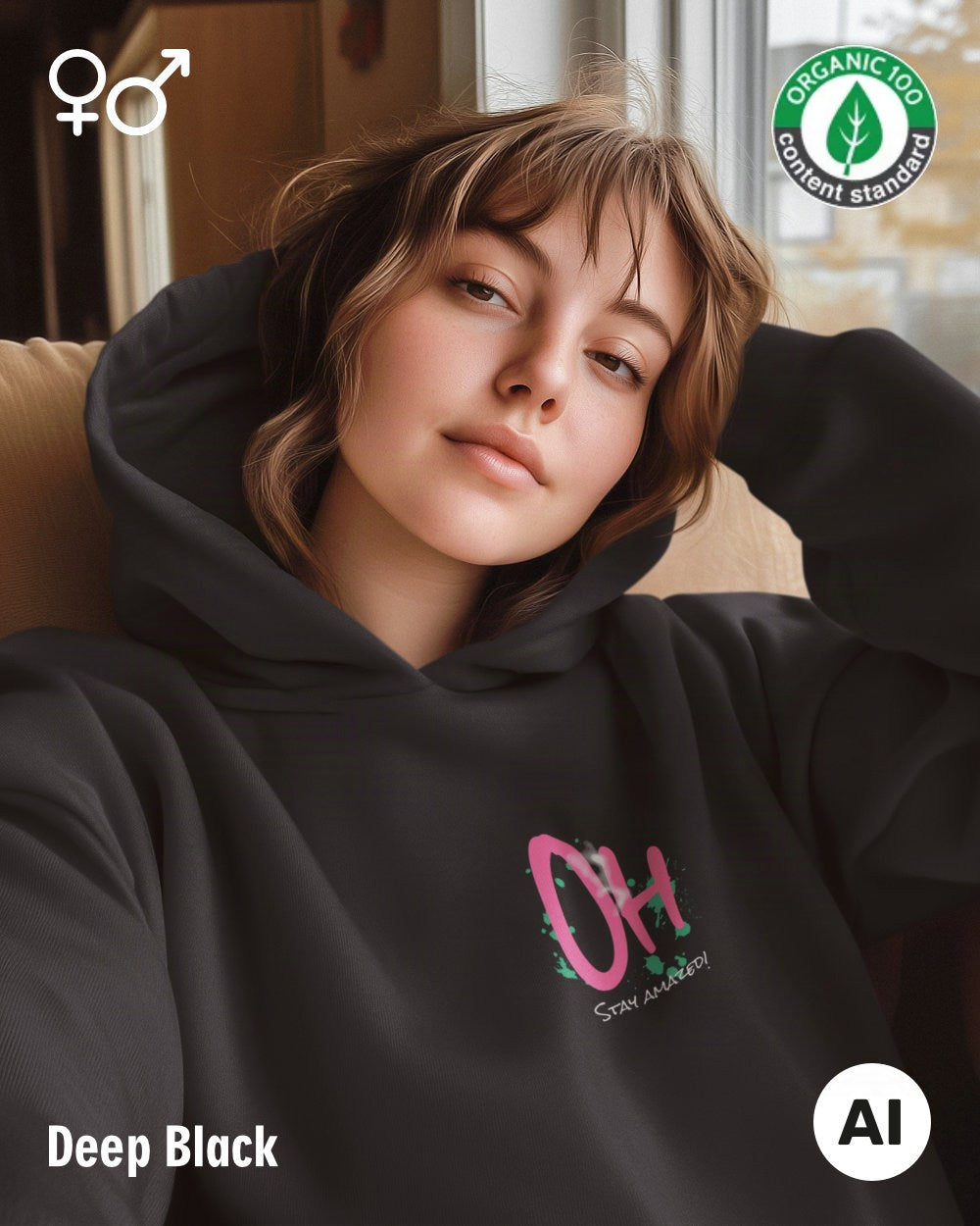 die Abbildung zeigt eine junge  frau, die einen nachhaltigen oversized design hoodie in der farbe black mit dem motiv "OH - stay amazed!" trägt