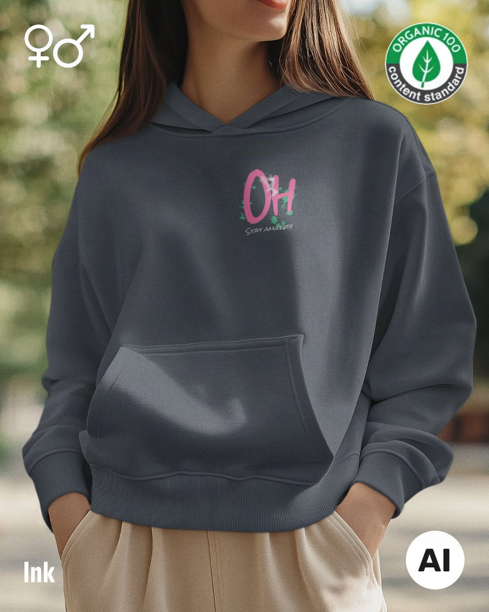 die Abbildung zeigt eine frau, die einen nachhaltigen oversized design hoodie in der farbe ink mit dem motiv "OH - stay amazed!" oben Links trägt