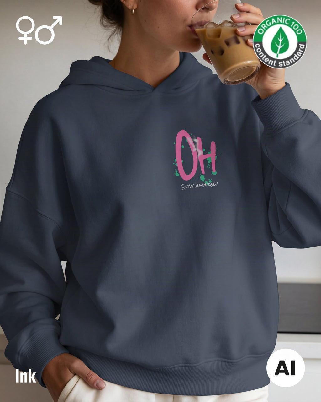 die Abbildung zeigt eine frau, die einen nachhaltigen oversized design hoodie in der farbe ink mit dem motiv "OH - stay amazed!" trägt