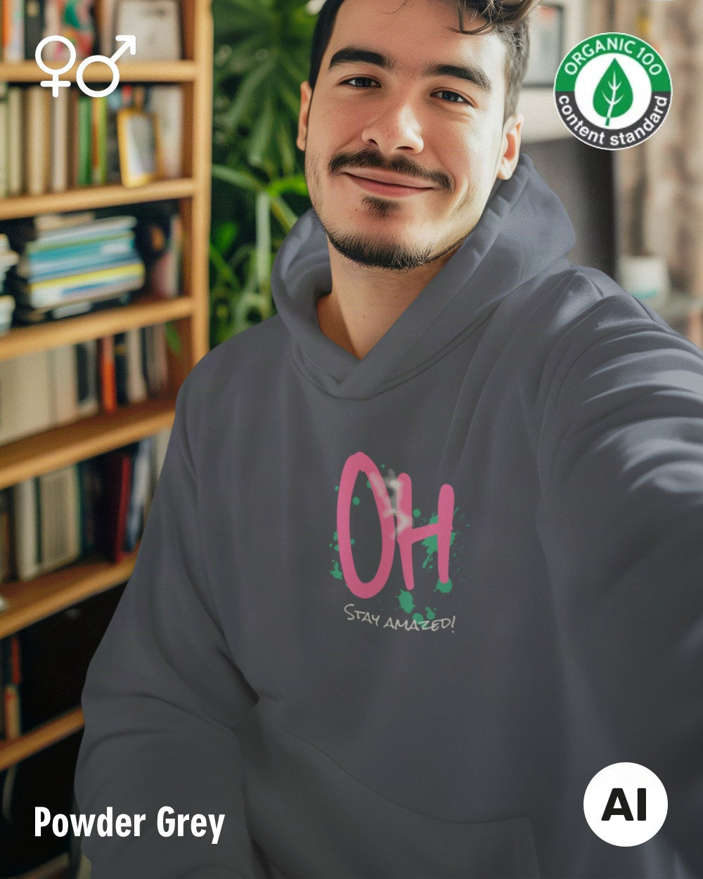 die Abbildung zeigt eine person, die einen nachhaltigen oversized design hoodie in der farbe powder grey mit dem motiv "OH - stay amazed!" trägt