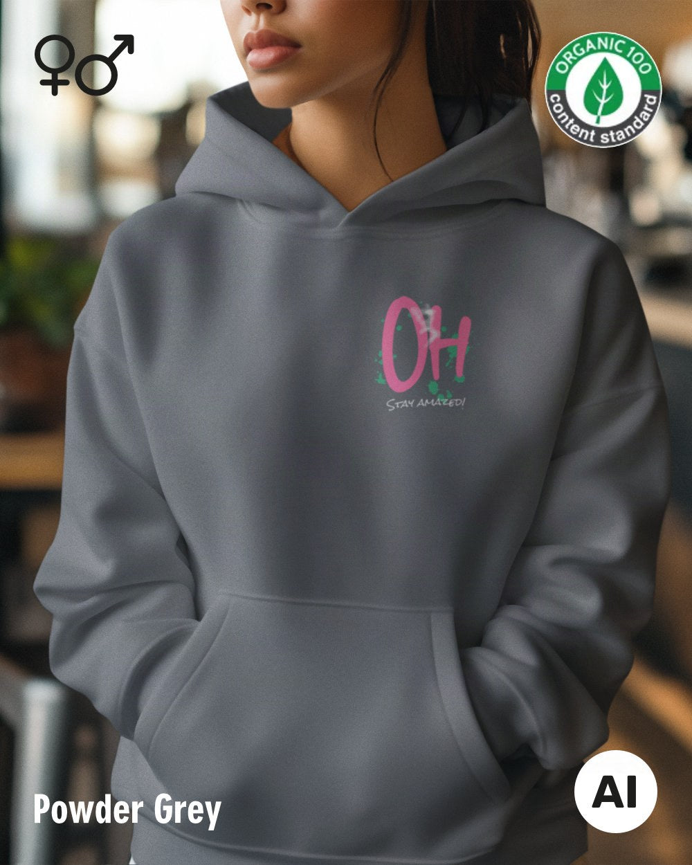 die Abbildung zeigt eine frau, die einen nachhaltigen oversized design hoodie in der farbe powder grey mit dem motiv "OH - stay amazed!" trägt