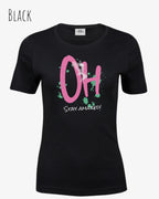 Das Bild zeigt ein feminines Grafik t-shirt in der farbe black und mit dem design  stay amazed!