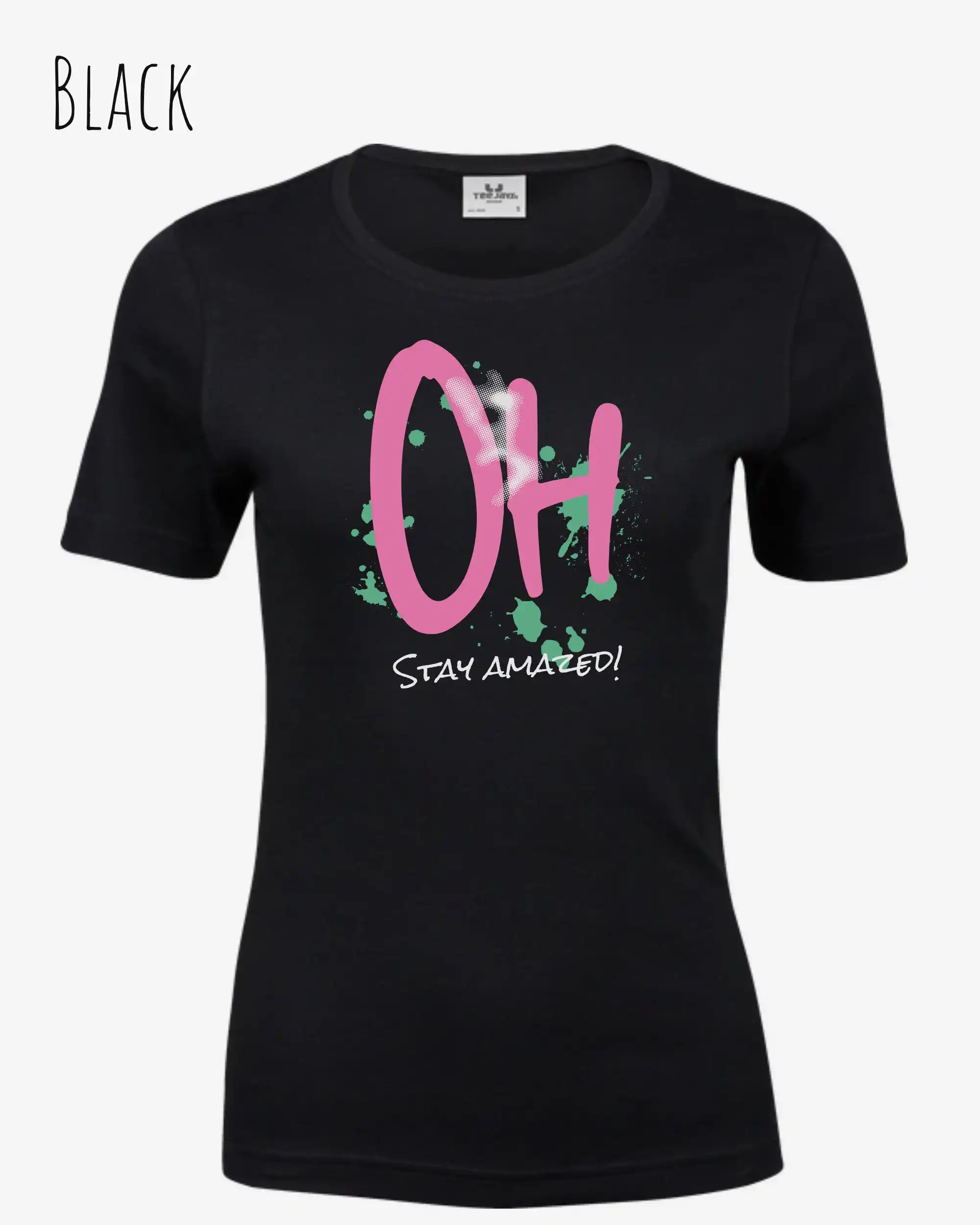 Das Bild zeigt ein feminines Grafik t-shirt in der farbe black und mit dem design  stay amazed!