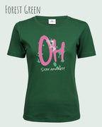 Das Bild zeigt ein feminines Grafik t-shirt in der farbe forest green und mit dem design  stay amazed!
