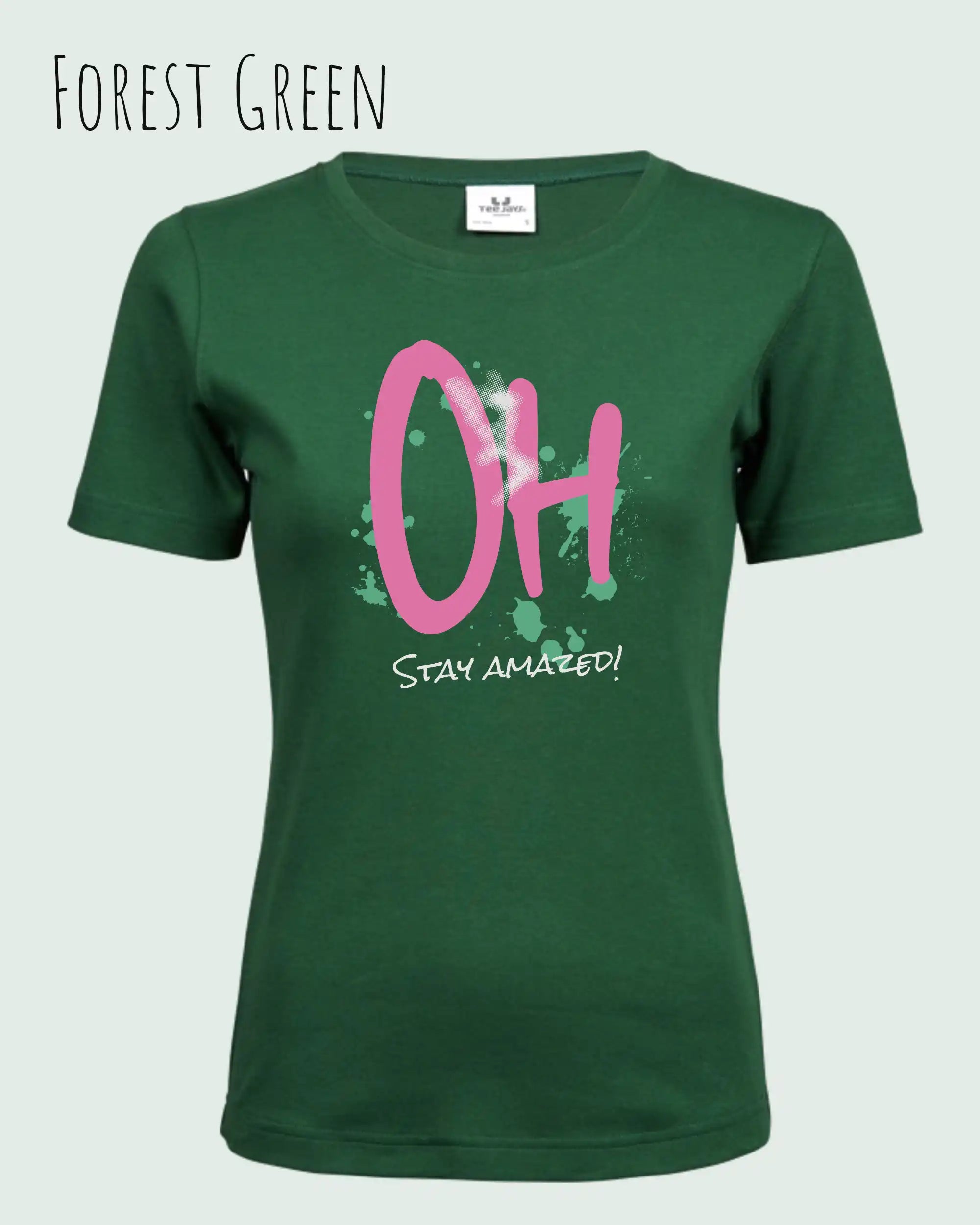 Das Bild zeigt ein feminines Grafik t-shirt in der farbe forest green und mit dem design  stay amazed!