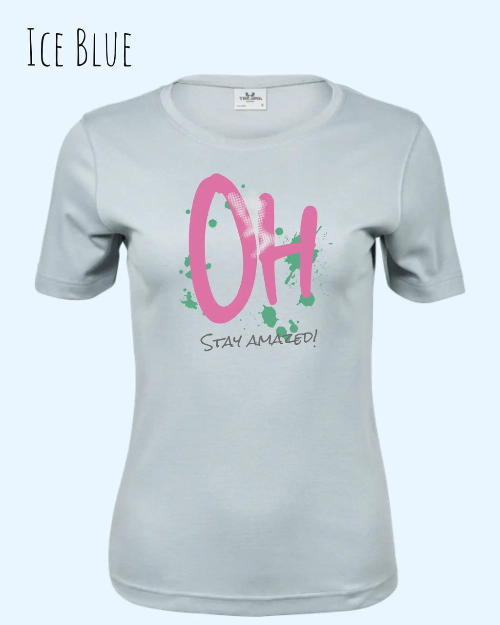 Das Bild zeigt ein feminines Grafik t-shirt in der farbe iceblue und mit dem design  stay amazed!