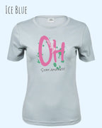 Das Bild zeigt ein feminines Grafik t-shirt in der farbe iceblue und mit dem design  stay amazed!