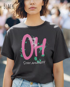 Das Bild zeigt eine frau, die ein feminines Grafik t-shirt in der farbe black und mit dem frontprint design  stay amazed trägt.