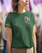 Das Bild zeigt eine frau, die ein feminines Grafik t-shirt in der farbe forest green und mit dem design  stay amazed trägt.
