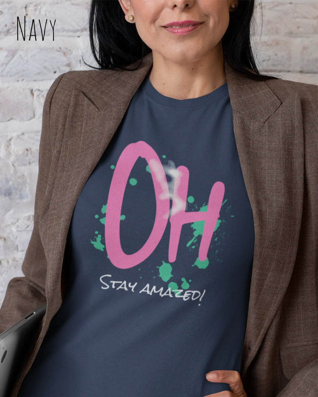 Das Bild zeigt eine frau, die ein feminines Grafik t-shirt in der farbe navy und mit dem design  stay amazed trägt.
