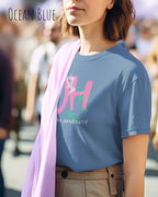Das Bild zeigt eine frau, die ein feminines Grafik t-shirt in der farbe oceanblue und mit dem design  stay amazed trägt.