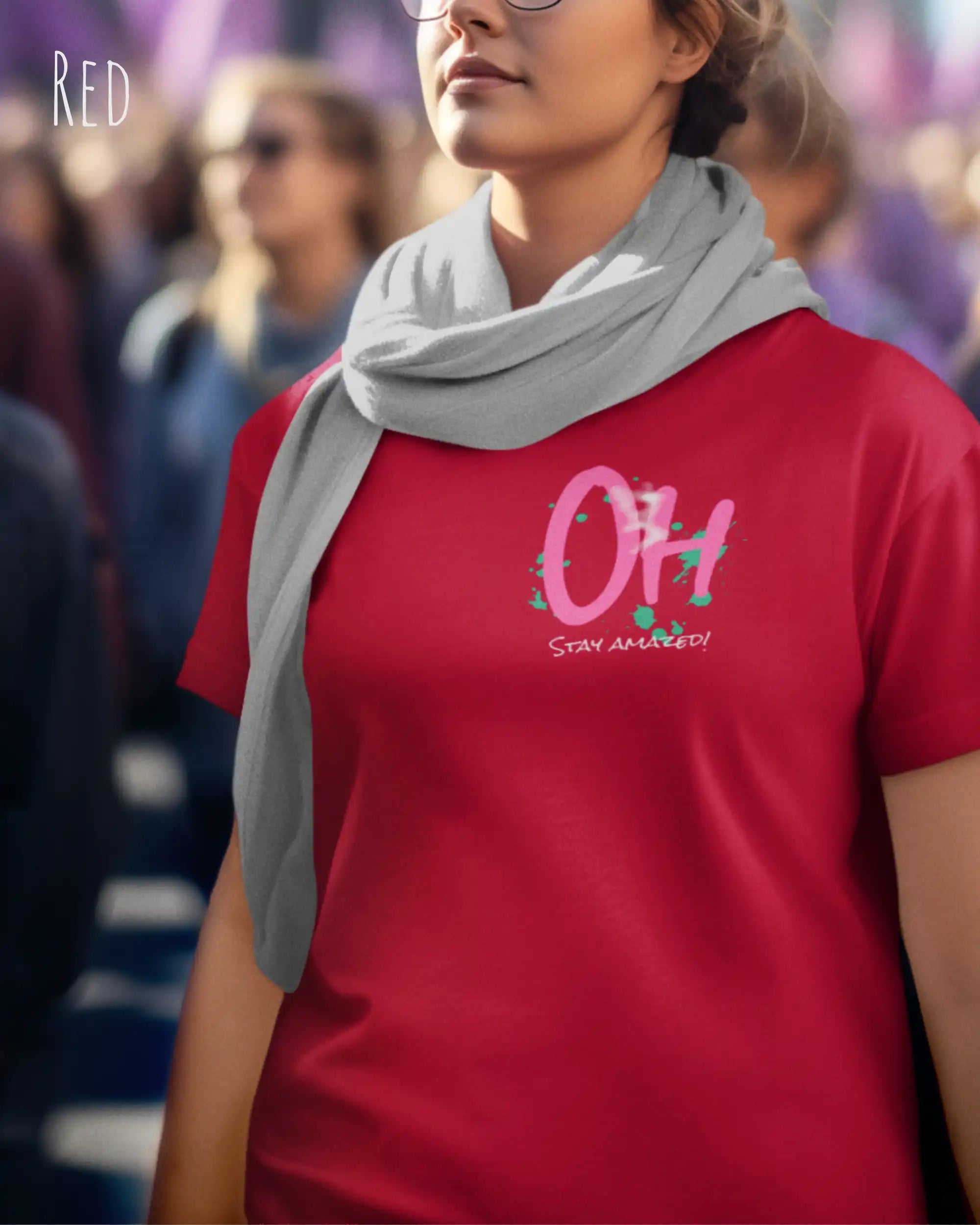 Das Bild zeigt eine frau, die ein feminines Grafik t-shirt in der farbe red und mit dem design  stay amazed links oben trägt.
