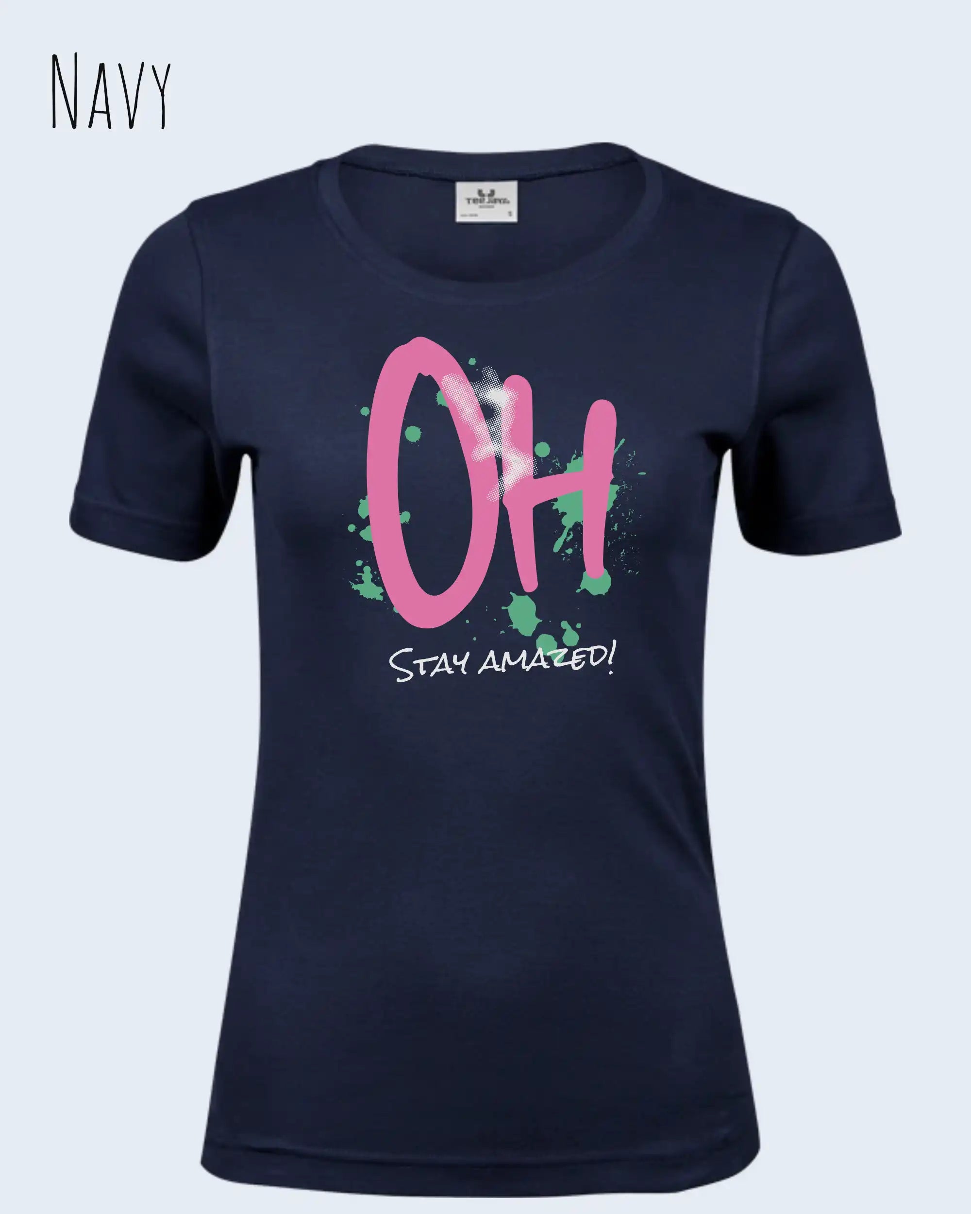 Das Bild zeigt ein feminines Grafik t-shirt in der farbe navy und mit dem design  stay amazed!