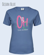 Das Bild zeigt ein feminines Grafik t-shirt in der farbe oceanblue und mit dem design  stay amazed!