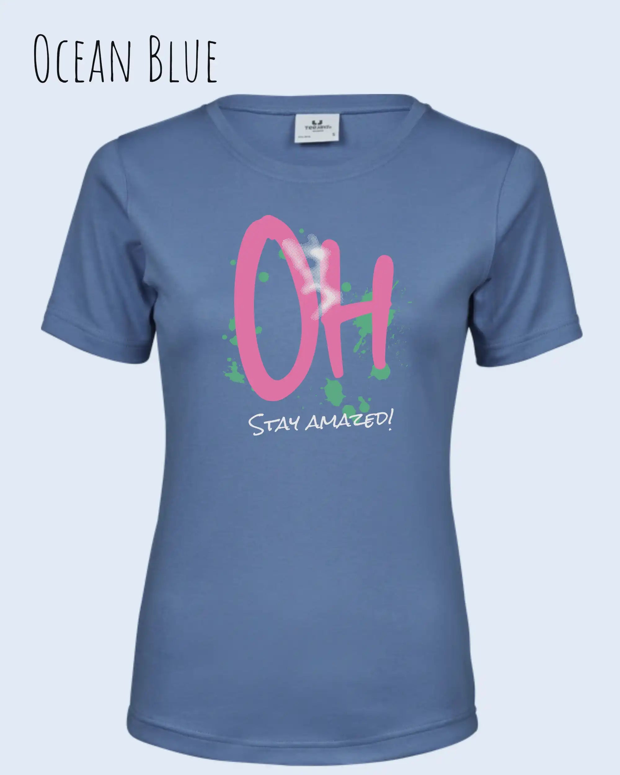 Das Bild zeigt ein feminines Grafik t-shirt in der farbe oceanblue und mit dem design  stay amazed!