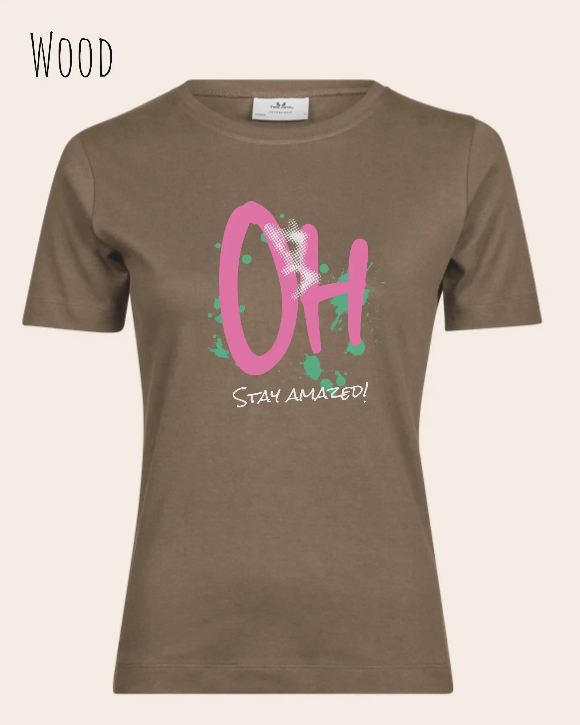 Das Bild zeigt ein feminines Grafik t-shirt in der farbe wood und mit dem design  stay amazed!